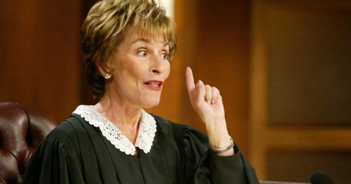 Juíza Judy parecendo séria e apontando em seu programa de TV