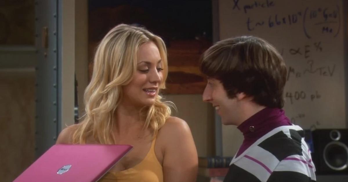 Kaley Cuoco e Simon Helberg como Penny e Howard conversando sobre The Big Bang Theory