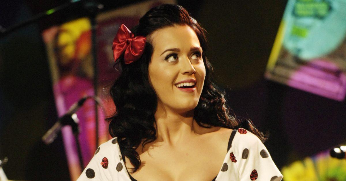 Katy Perry parecendo animada