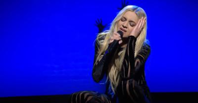 Kelsea Ballerini surpreende fãs com mudança de letra em apresentação no SNL