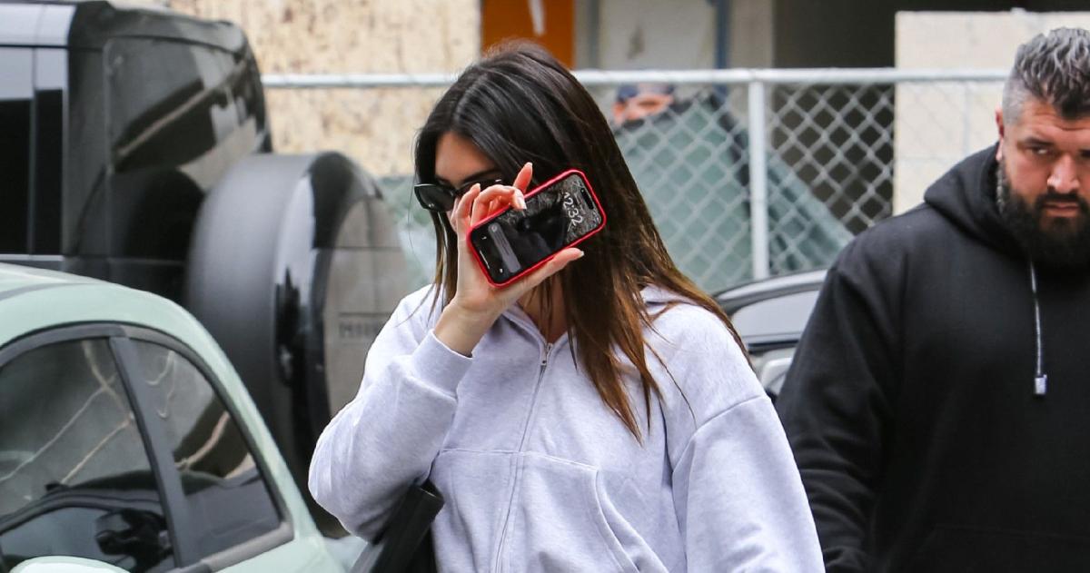 Kendall Jenner evita paparazzi após sombrear Bad Bunny.