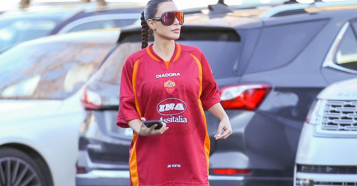 Kim Kardashian andando em um estacionamento