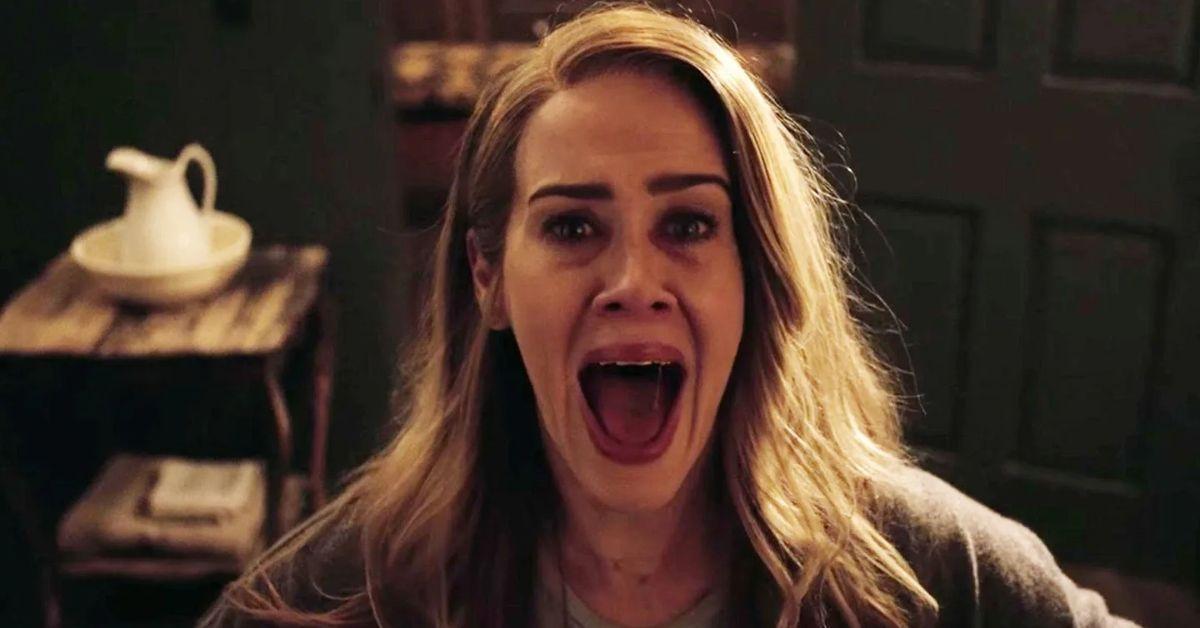 Sarah Paulson gritando em American Horror Story