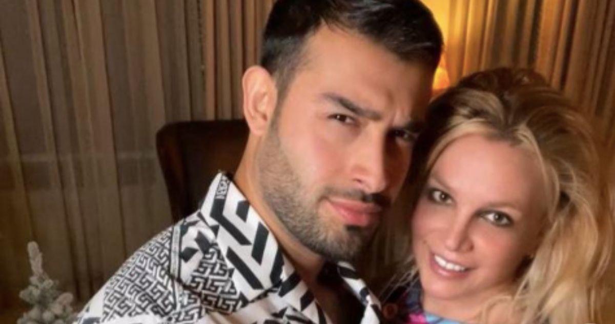 Sam Asghari e Britney Spears se abraçando e sorrindo para a câmera enquanto usavam tops Donatella Versace via instagram