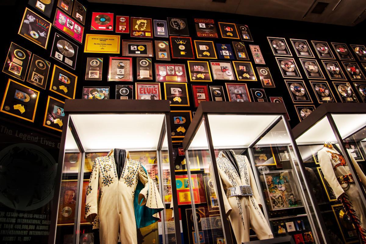 Exibição de discos e macacões do Elvis Presley Graceland Museum