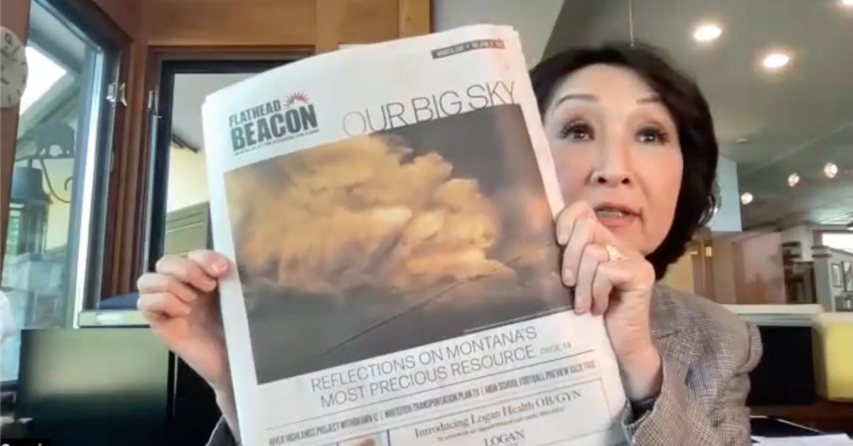Connie Chung exibindo o jornal Flathead Beacon