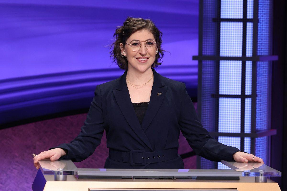 Apresentador de game show Mayim Bialik em Jeopardy!