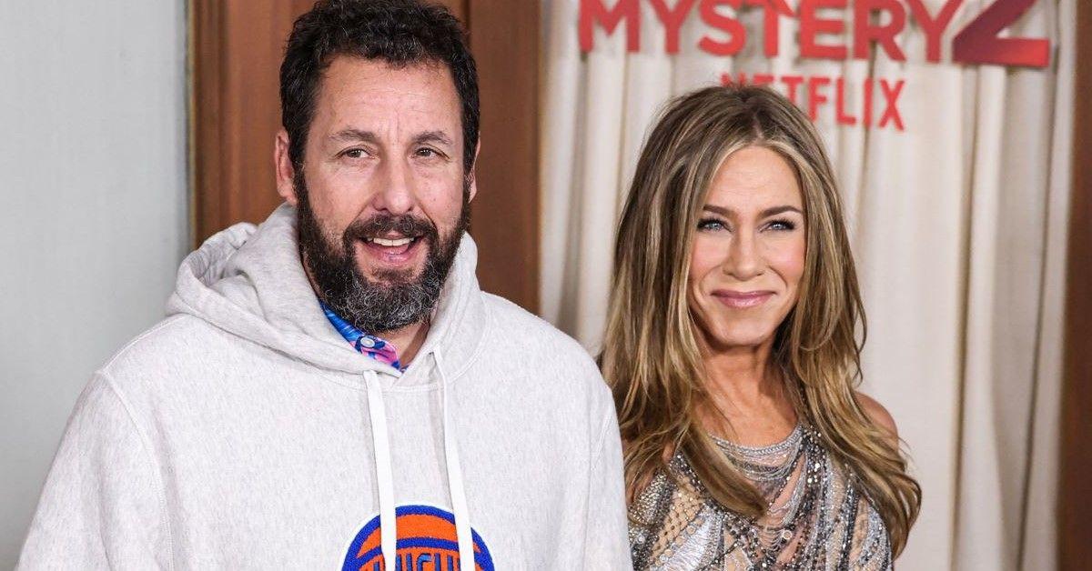As co-estrelas Adam Sandler e Jennifer Aniston comparecem à estréia de Murder Mystery 2 em Los Angeles