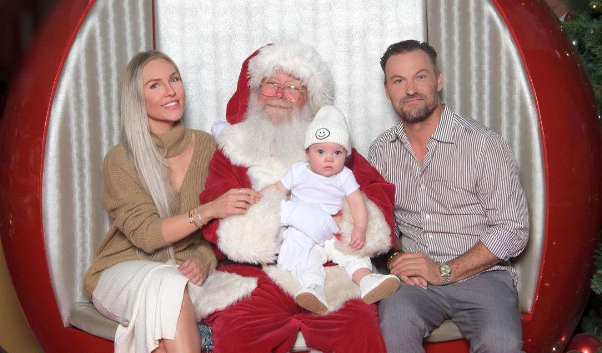 Sharna Burgess, Brian Austin Green e filho posam com Papai Noel