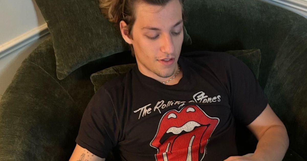 Jake Bongivoi vestindo uma camiseta dos Rolling Stones