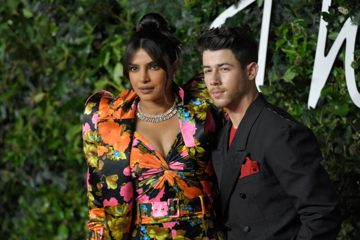 Nick Jonas e Priyanka Chopra no The Fashion Awards 2021
