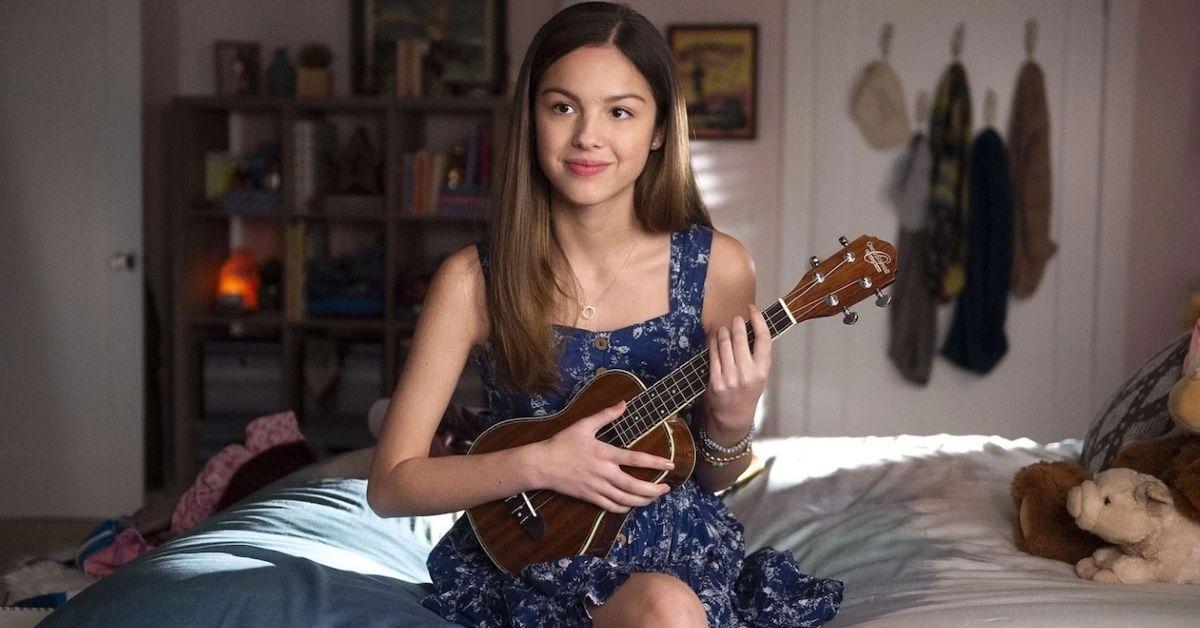 Olivia Rodrigo toca ukulele como Nini em uma cena de High School Musical The Series.
