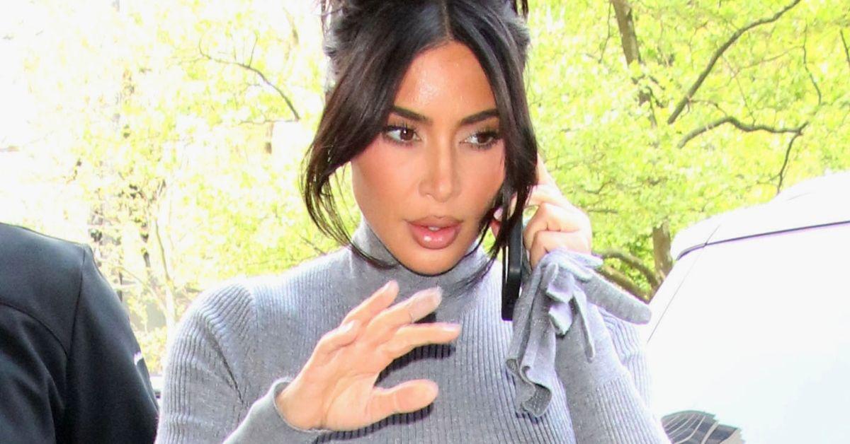 Kim Kardashian em um vestido cinza