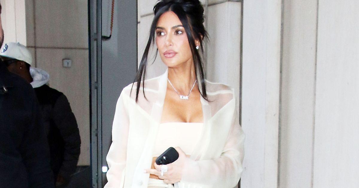 Kim Kardashian em uma roupa branca
