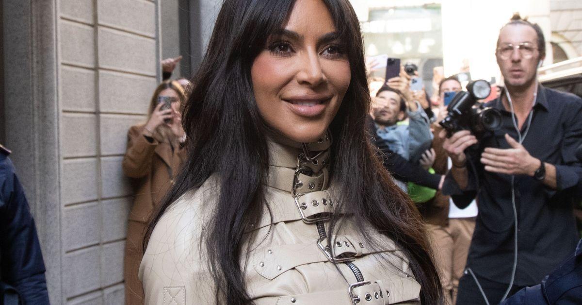 Kim Kardashian sorrindo