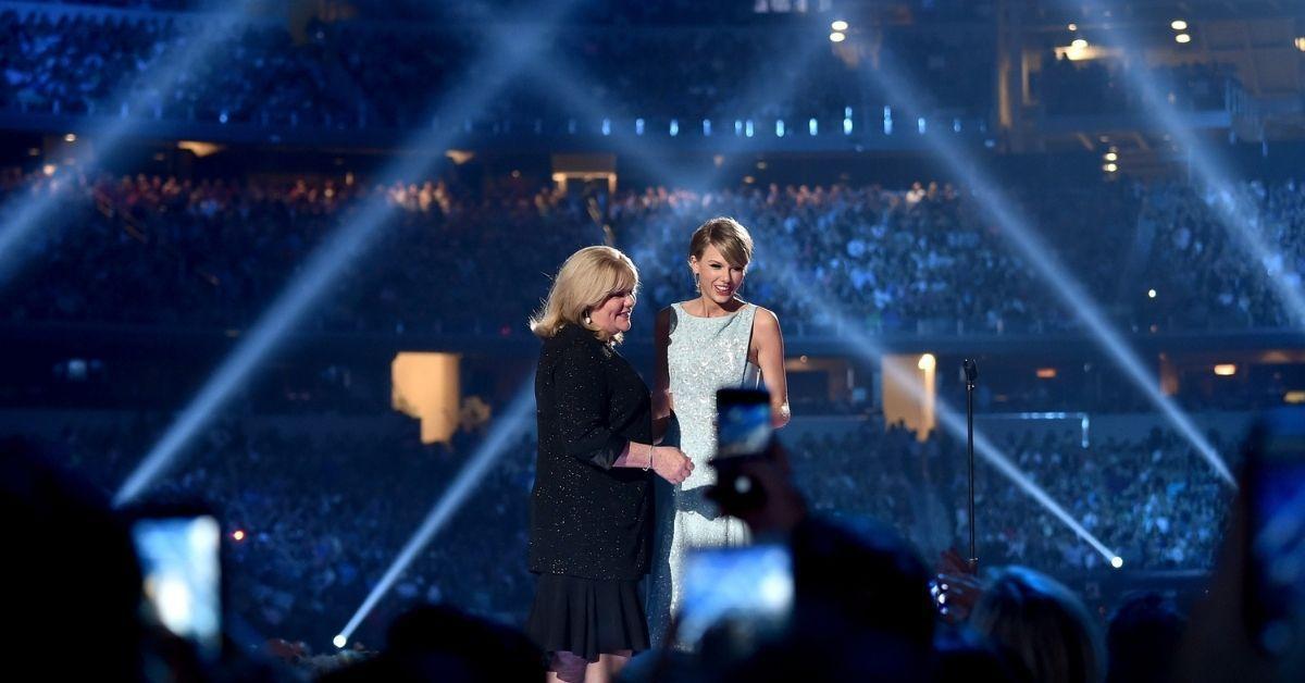 Taylor Swift e sua mãe no palco