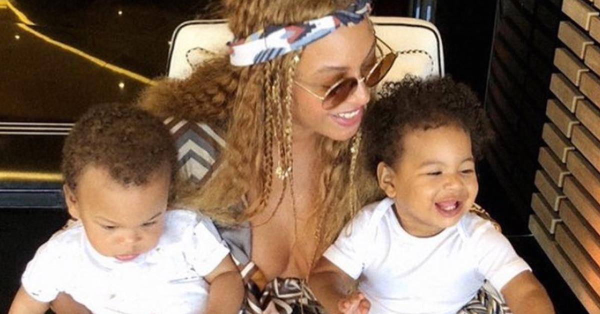 Beyoncé rindo com seus gêmeos