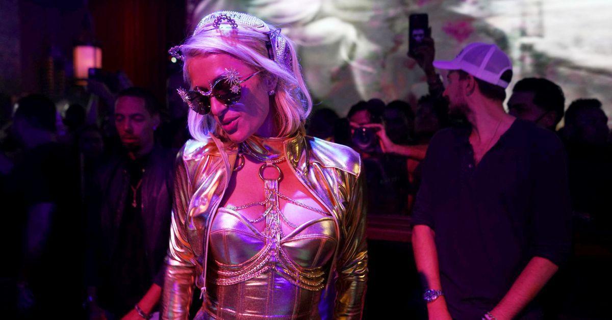 Paris Hilton como DJ em uma boate