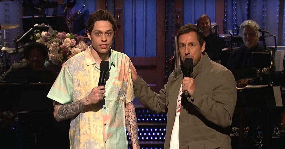 Adam Sandler e Pete Davidson no palco do Saturday Night Live