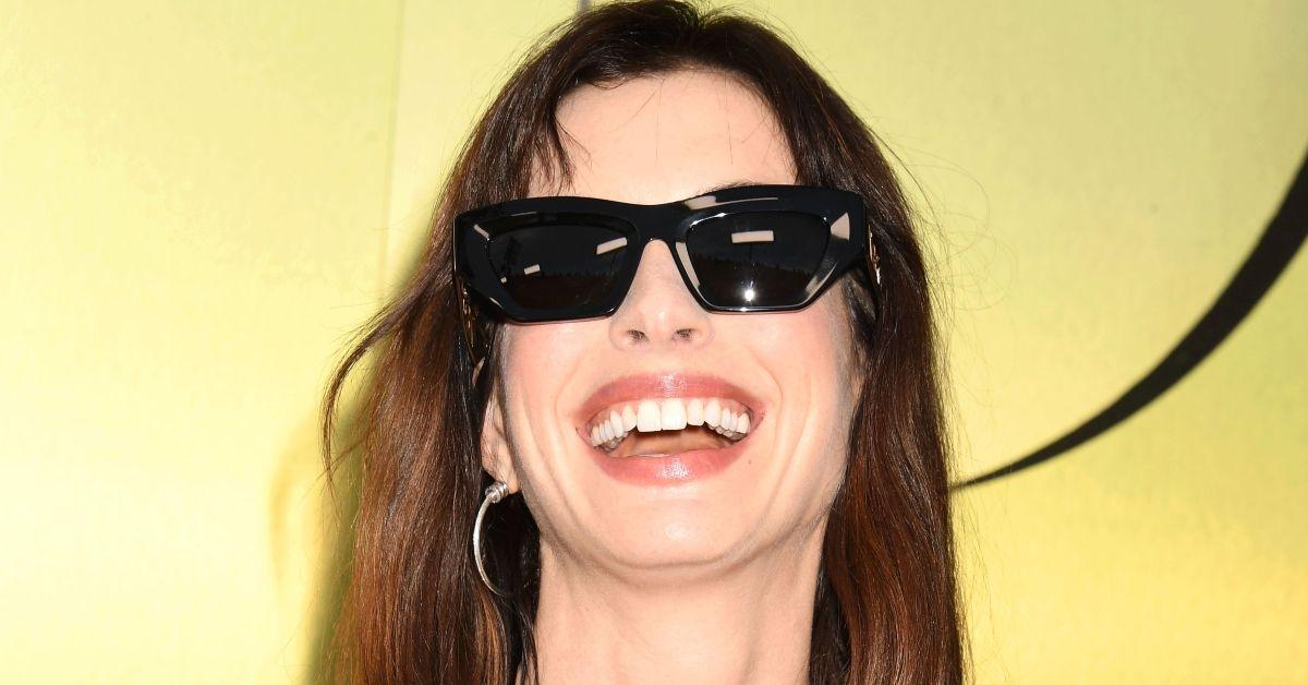 Anne Hathaway sorrindo em evento
