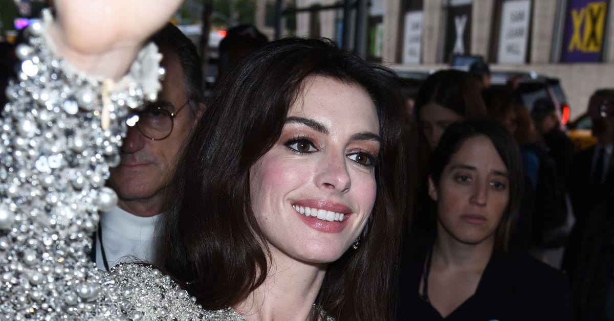 Anne Hathaway acena para os fãs