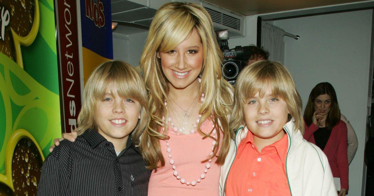 Cole Sprouse, Ashley Tisdale e Dylan Sprouse em um evento do Disney Channel em 2006