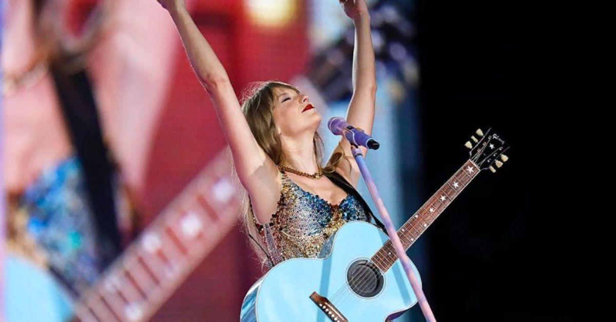 Taylor Swift no palco da turnê eras com guitarra