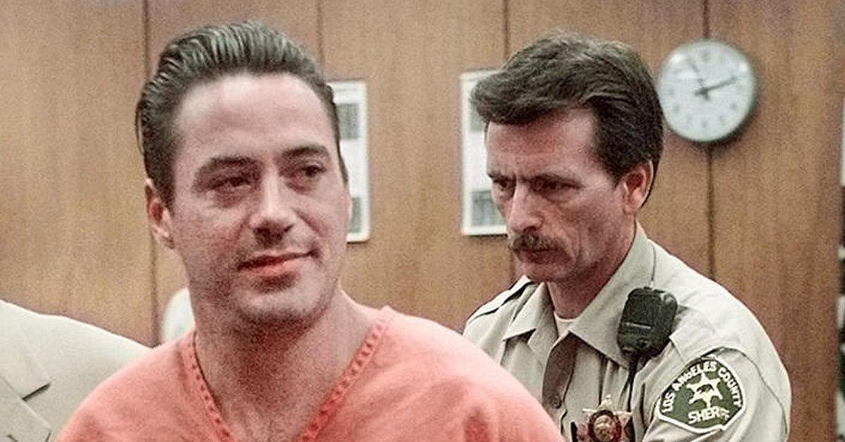 Robert Downey Jr usando macacão de presidiário em tribunal