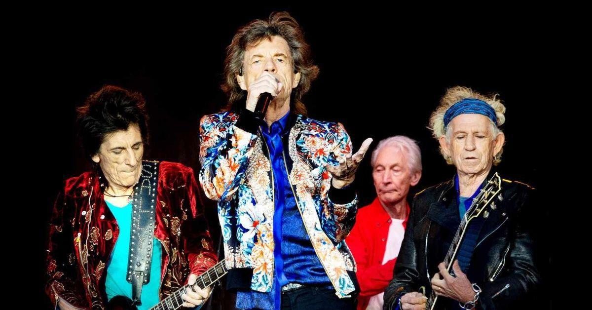Os Rolling Stones se apresentando no palco