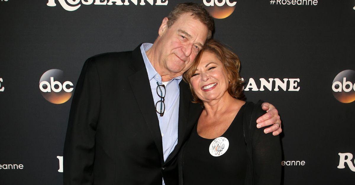 Roseanne Barr e John Goodman se abraçando