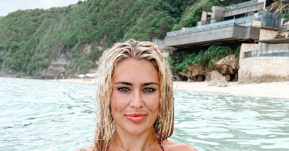 Scarlett Bentley sorrindo em um corpo d'água em Bali
