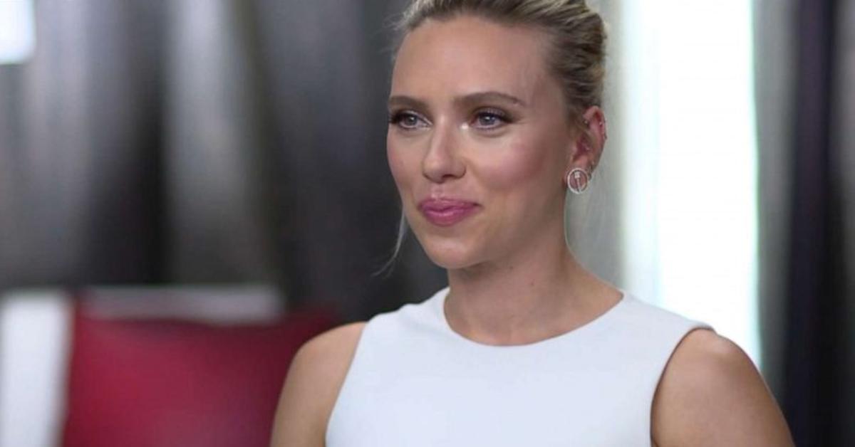 Scarlett Johansson sendo entrevistada no Good Morning America
