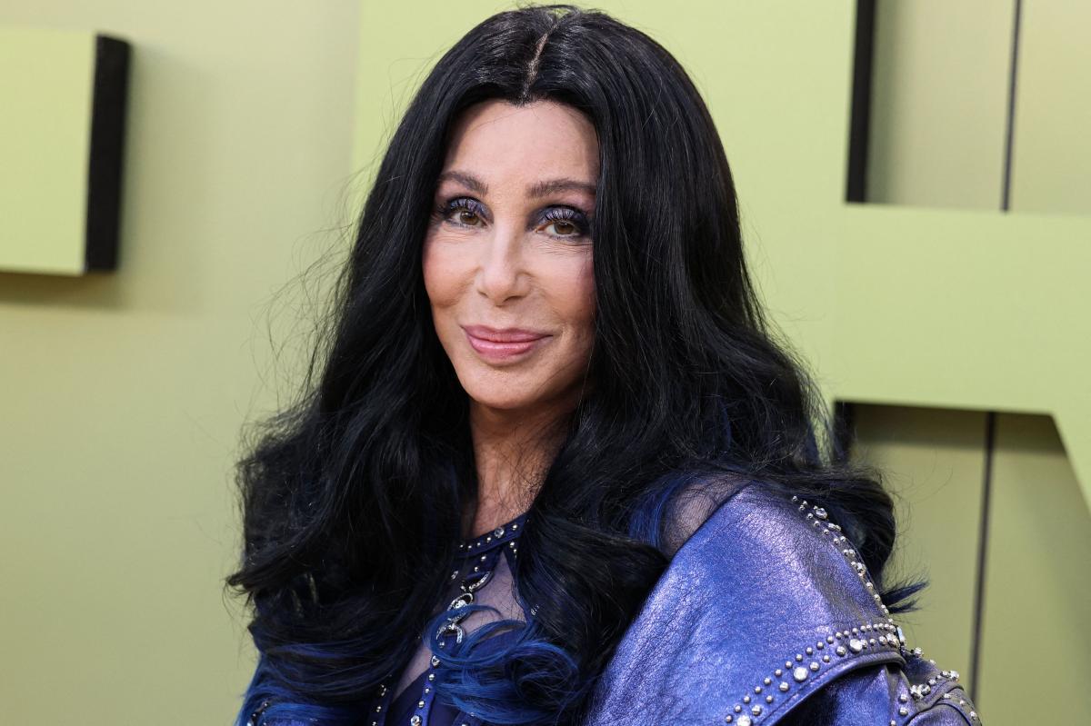 Cher participando do show de apresentação do Versace FW/23