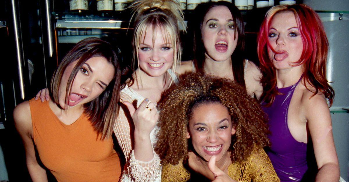 As Spice Girls posando para uma foto