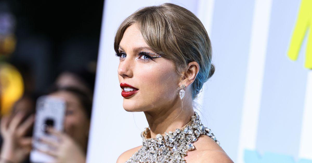 Taylor Swift lucra milhões com regravação de álbuns antigos.