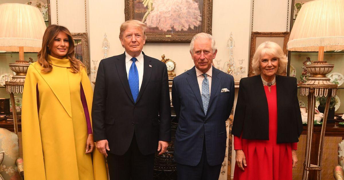 Donald Trump, o rei Charles III, Melania Trump e Camilla, a rainha consorte parecendo muito estranhos