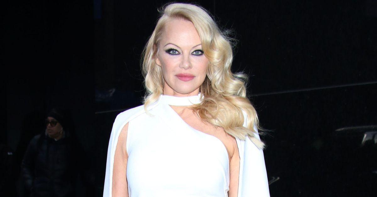 Pamela Anderson visita o Good Morning America, 2022
