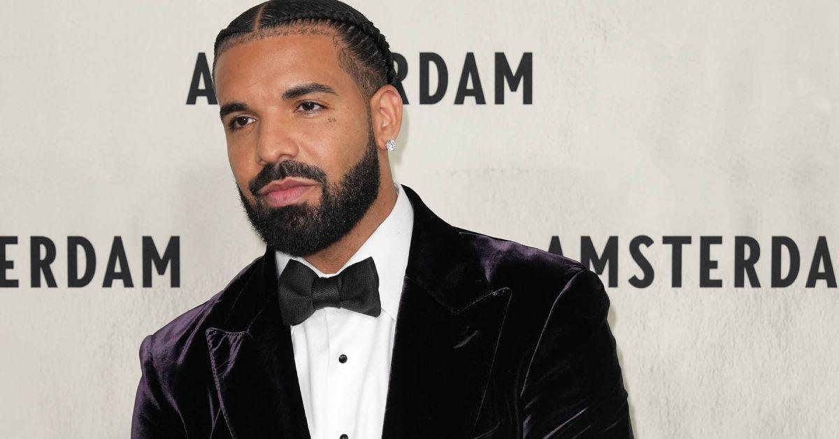 Drake vestindo um terno posando para uma foto