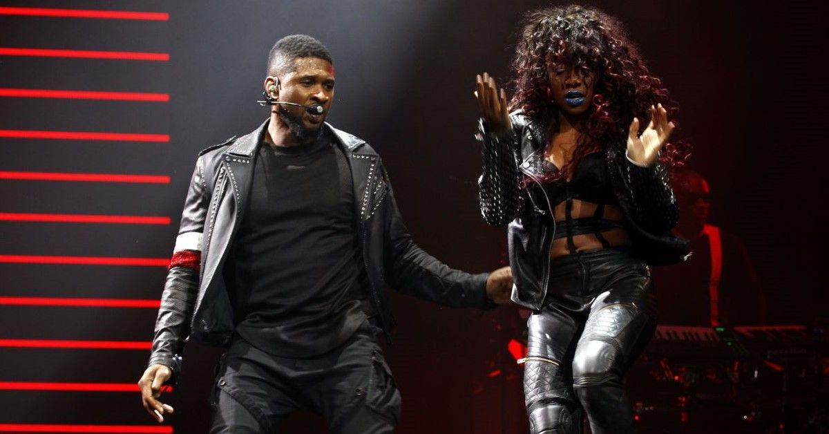 Usher se apresenta ao vivo no palco na Filadélfia em 2014