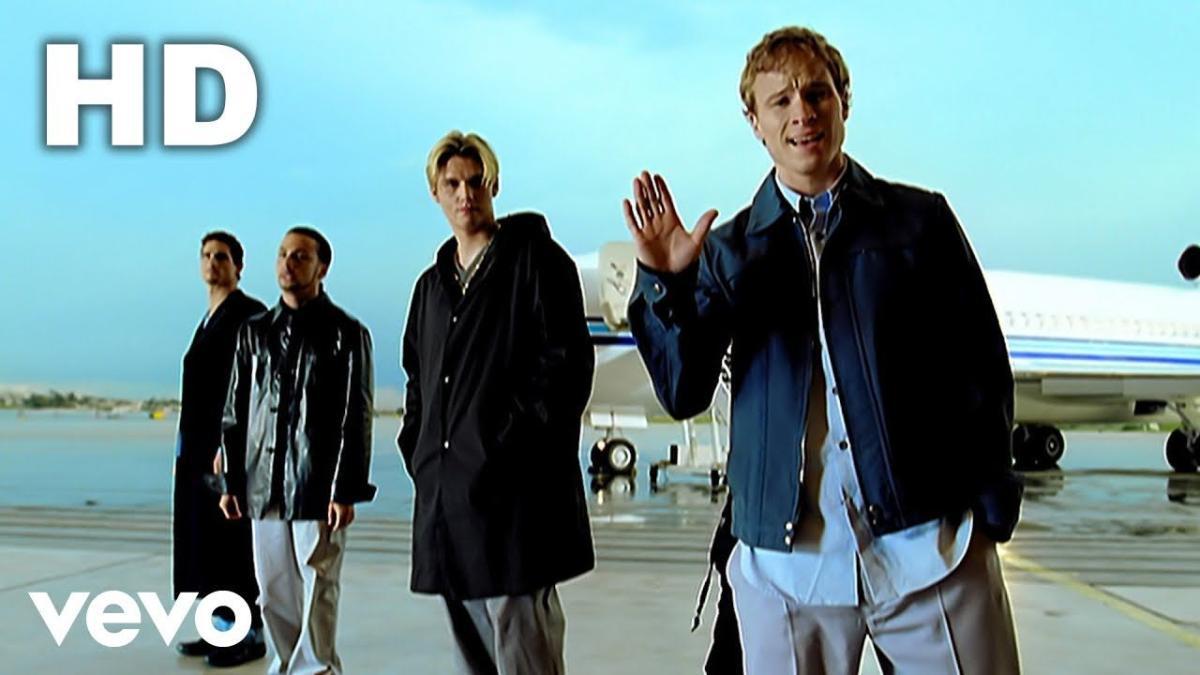 Brian Littrell (à direita) com os Backstreet Boys no vídeo I Want It That Way