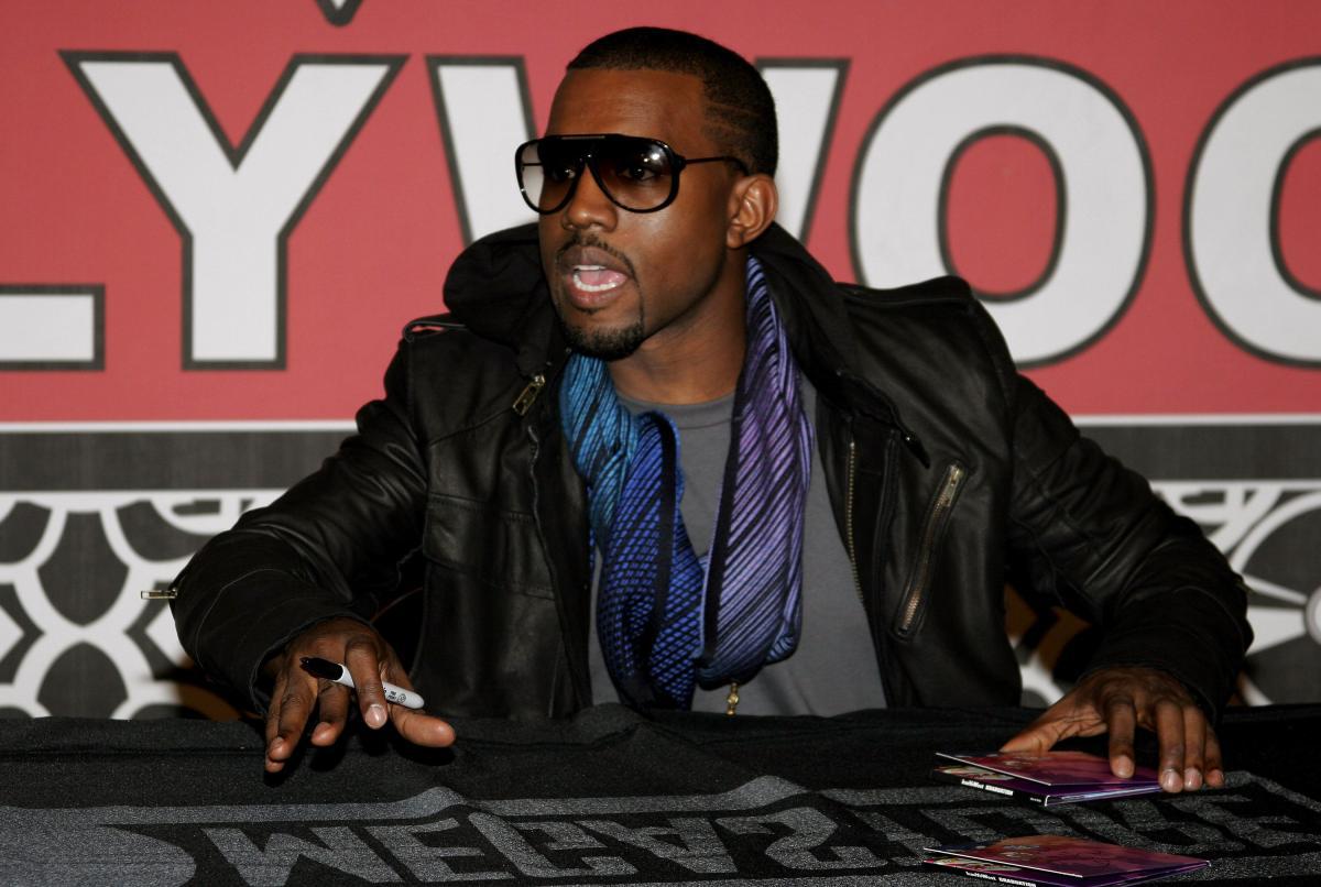 Kanye West dando autógrafos.jpeg