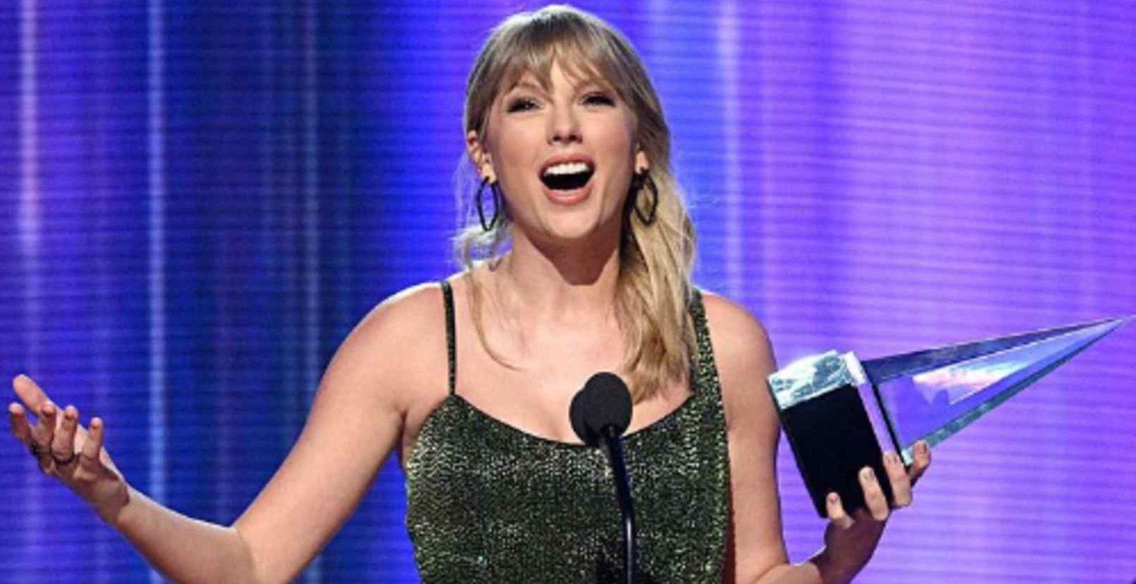 Taylor Swift bate recorde do American Music Awards de Michael Jackson para mais vitórias