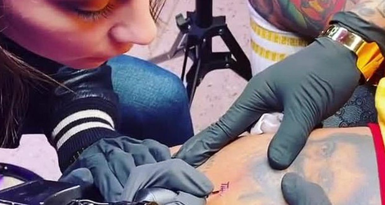 Ashley Benson faz uma tatuagem de batata frita e, em seguida, tintas para seu tatuador!