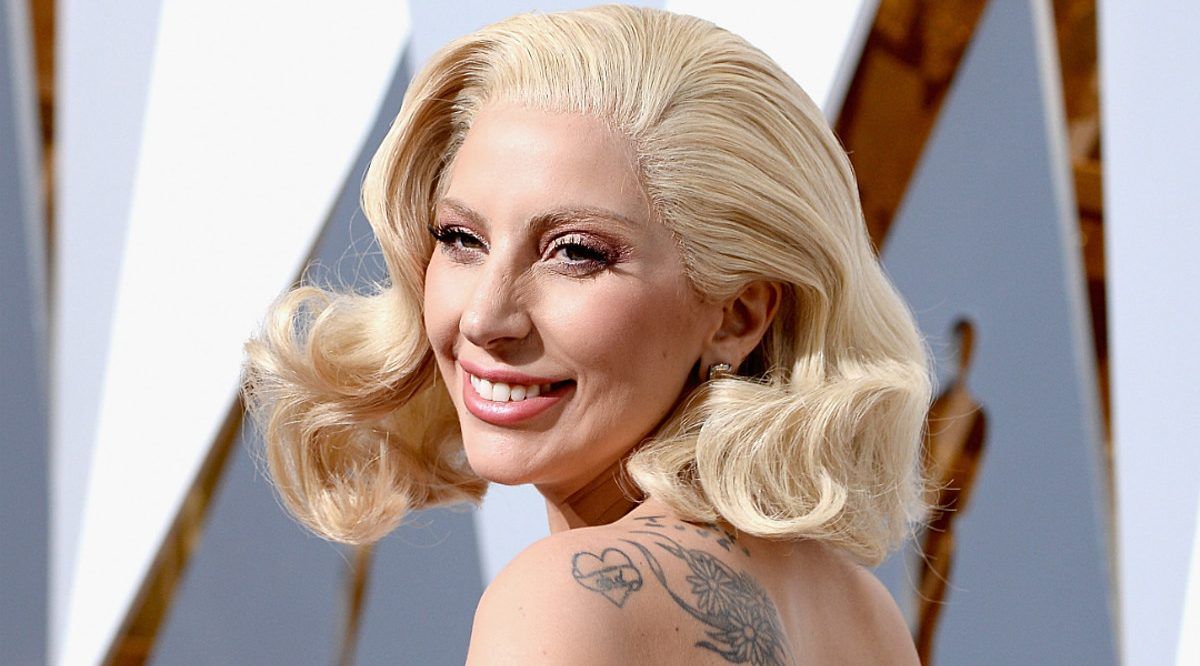 Lady Gaga chuta seu hábito de fumar - Peru frio!