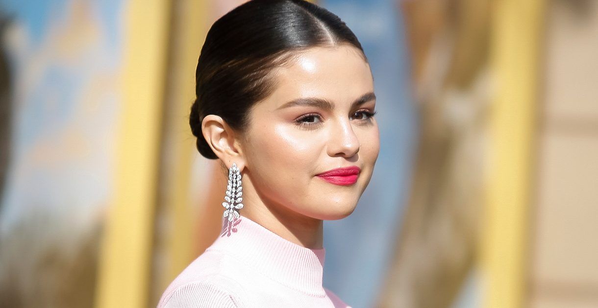 Selena Gomez está provocando o lançamento de sua próxima marca de beleza