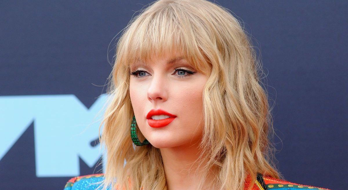 Taylor Swift é eleita a melhor artista solo do mundo no NME Awards e vende mais singles na última década