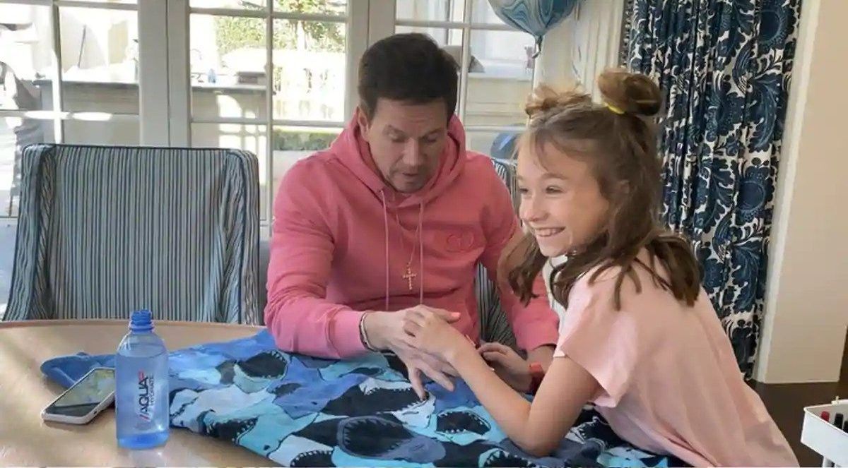 Mark Wahlberg se transforma totalmente em sua filha de 10 anos