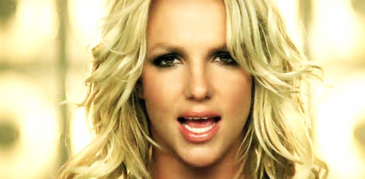 Britney Spears acaba de colocar um toque de distanciamento social em "Baby One More Time"