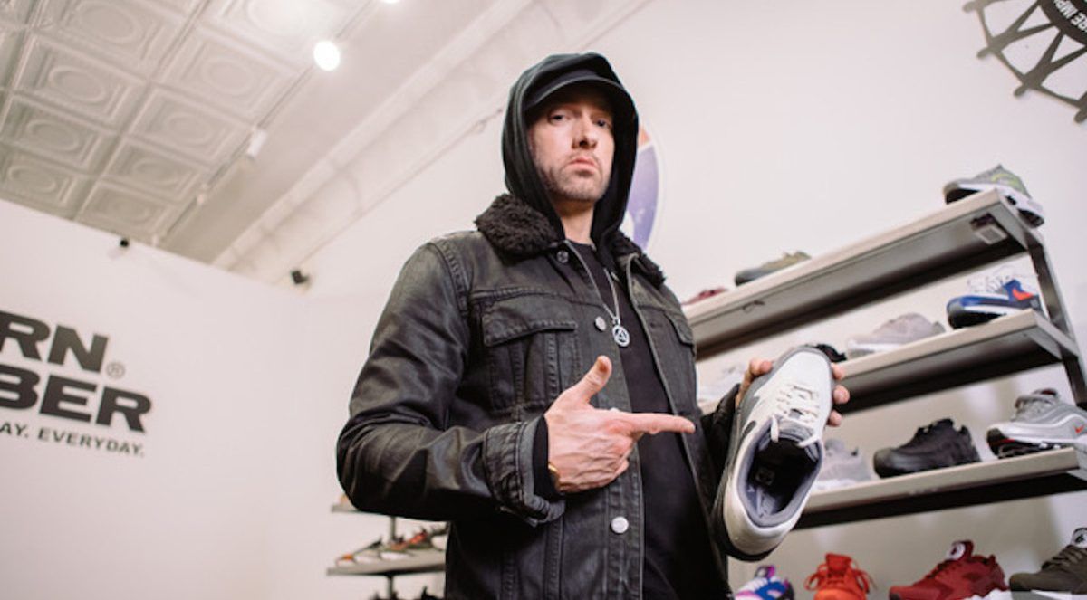 "Caminhe pelos sapatos dele, só para ver ..." Eminem leiloa tênis de $ 20.000 para caridade