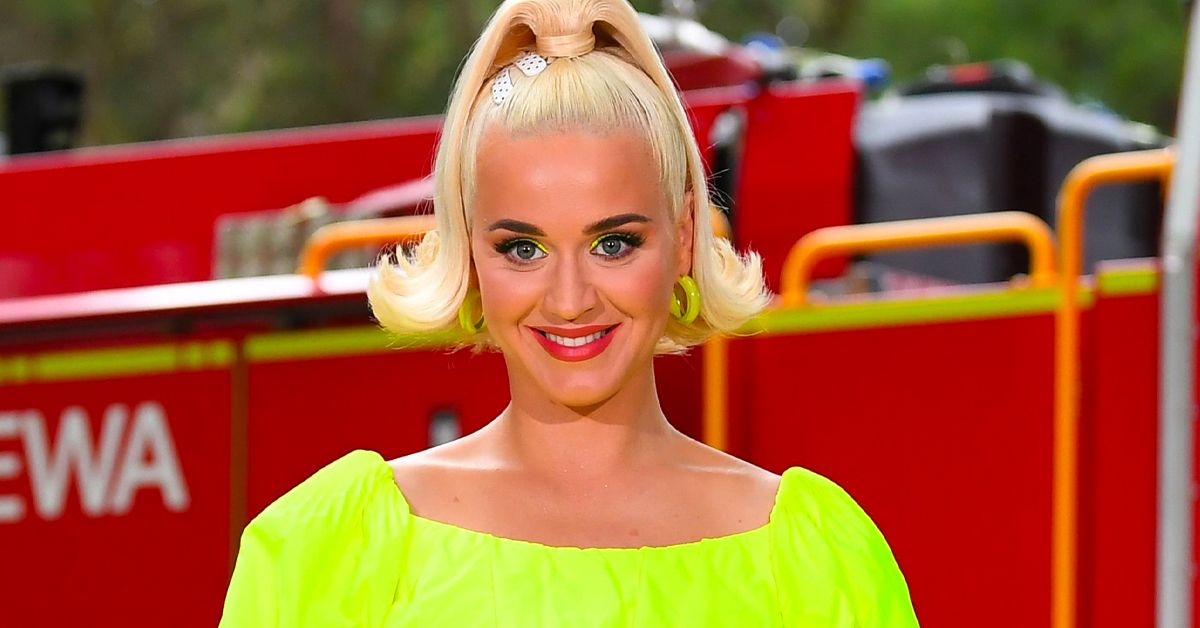 Katy Perry tem mostrado sua barriguinha de bebê em roupas adoráveis